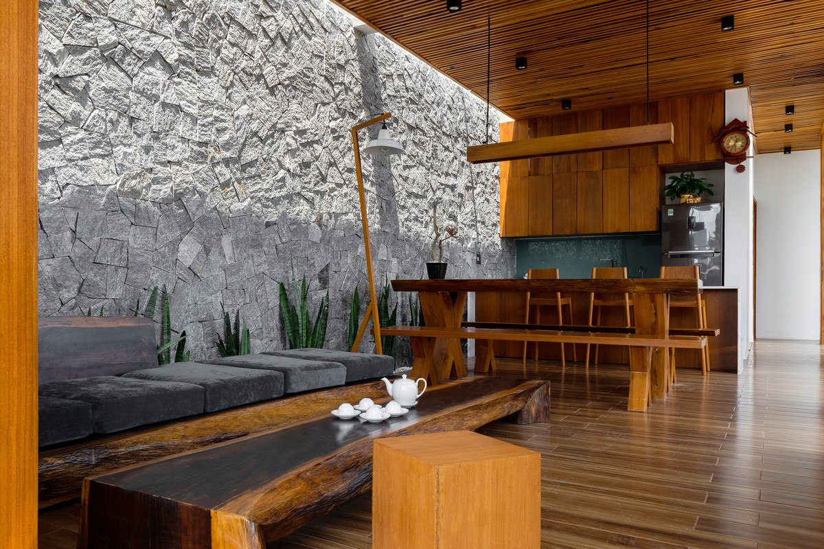 Vùng đệm là hiên nhà và giếng trời được đặt tại trung tâm.