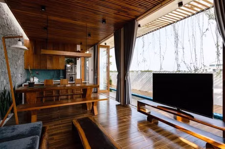 Nội thất gỗ tự nhiên tạo không gian ấm áp.