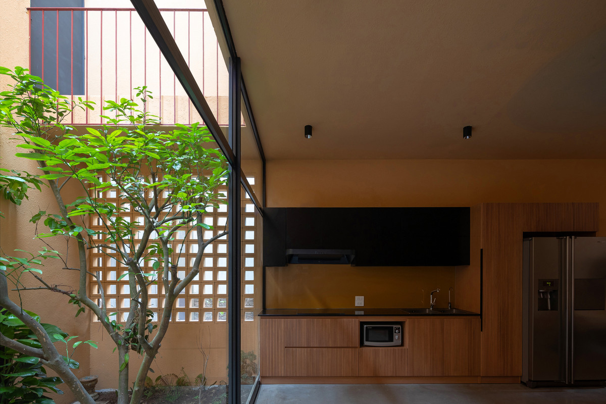 Bếp được đặt sát giếng trời đảm bảo độ thông thoáng.