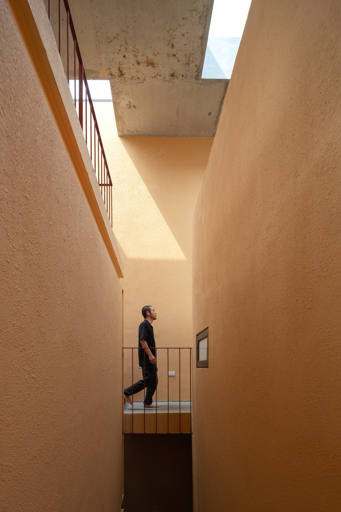 Khi cải tạo công trình, gia chủ và nhóm thiết kế mong muốn đem lại một không khí mới cho kiểu nhà ống thông thường.