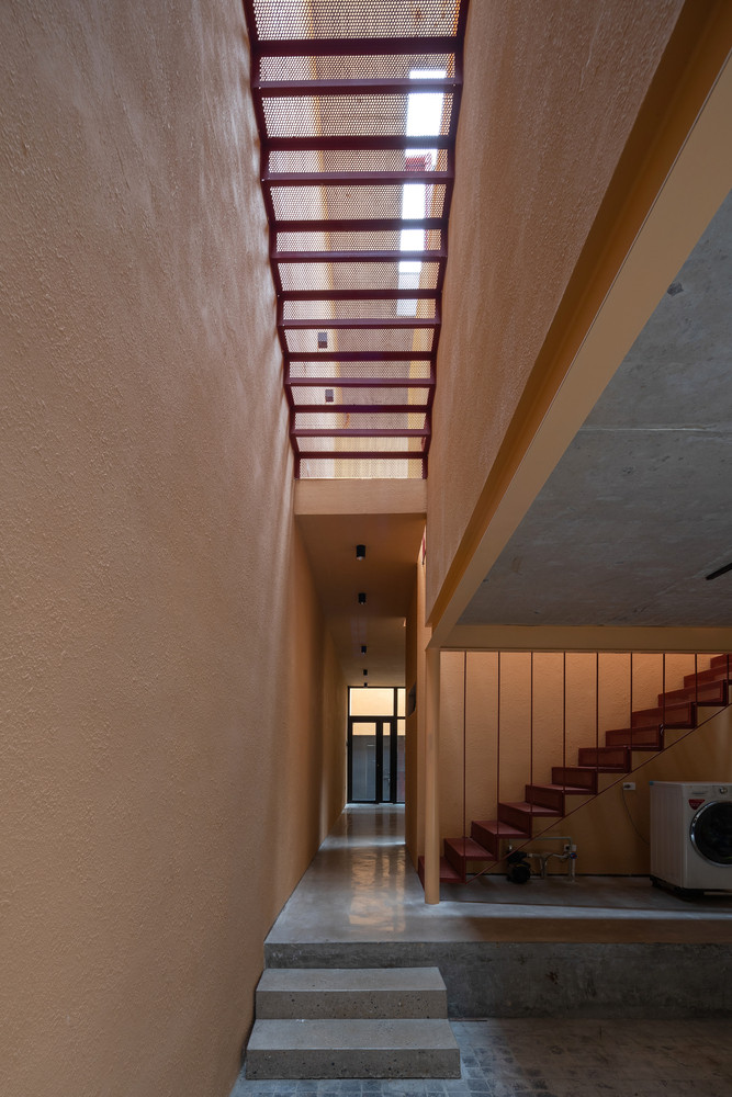 Ngôi nhà có sự giao thoa giữa các vùng đệm khác nhau cũng như với thiên nhiên, được thể hiện qua sự chuyển động của ánh sáng trong một ngày. Nguồn ảnh: Trieu Chien