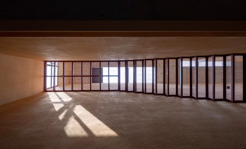 Cầu thang bằng lưới tạo hiệu hứng bóng đổ khi ánh sáng xuyên qua.