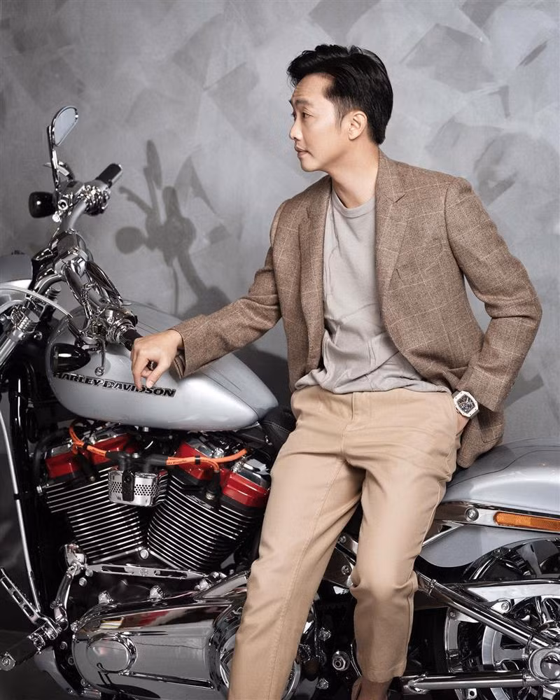 Hồi cuối năm 2020, Đàm Thu Trang còn mua tặng chồng chiếc mô tô Harley-Davidson Softail Breakout 114 có giá gần 2 tỷ đồng. Ảnh: FBNV