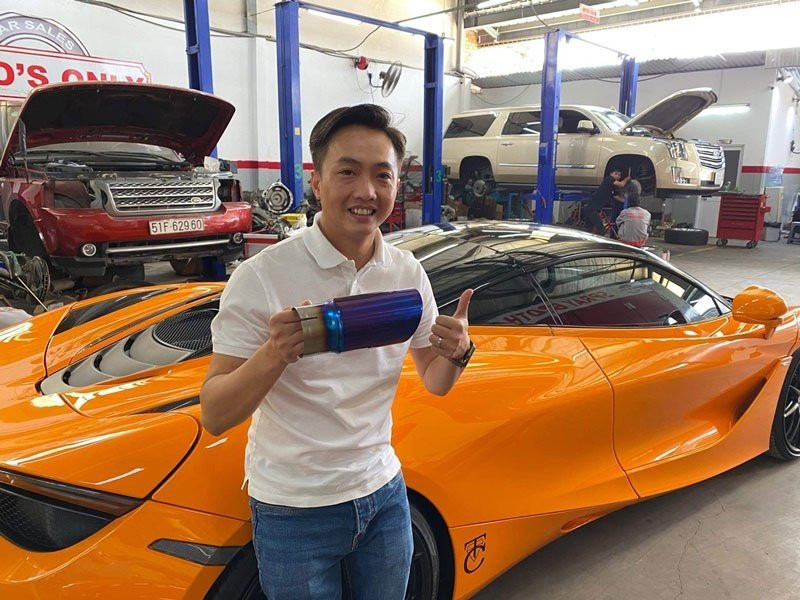Trước đó, Cường Đô La khoe chiếc McLaren 720S màu cam vàng cũng do vợ tặng. Xe được báo giá hơn 24 tỷ khi về Việt Nam. Ảnh: FBNV