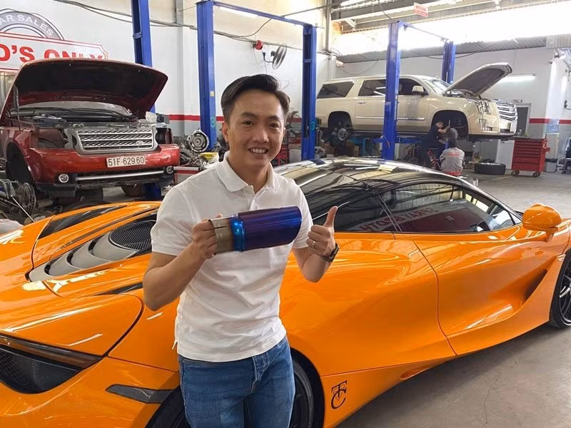 Trước đó, Cường Đô La khoe chiếc McLaren 720S màu cam vàng cũng do vợ tặng. Xe được báo giá hơn 24 tỷ khi về Việt Nam. Ảnh: FBNV