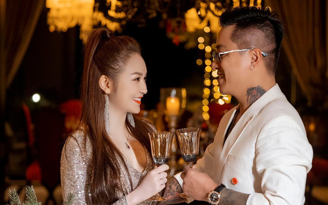 Tuấn Hưng và doanh nhân Thu Hương đã chính thức lên xe hoa từ năm 2014. Doanh nhân Thu Hương làm chủ của chuỗi cửa hàng làm đẹp, ăn uống, có mỹ phẩm mang thương hiệu riêng. Ảnh: FBNV