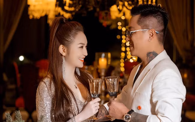 Tuấn Hưng và doanh nhân Thu Hương đã chính thức lên xe hoa từ năm 2014. Doanh nhân Thu Hương làm chủ của chuỗi cửa hàng làm đẹp, ăn uống, có mỹ phẩm mang thương hiệu riêng. Ảnh: FBNV