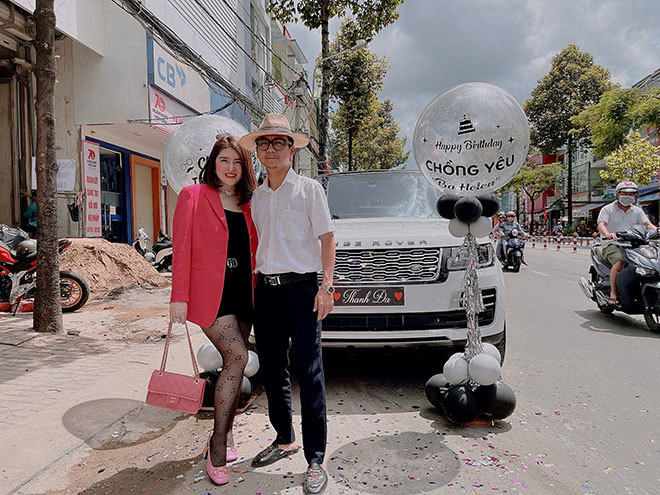 Đây không phải lần đầu tiên dân tình "choáng ngợp" về món quà tiền tỷ mà vợ dành cho chồng. Hồi tháng 5/2021, nữ doanh nhân kiêm bác sĩ da liễu Phạm Phúc Ngân (trú ở Kiên Giang), đã tặng cho chồng một chiếc siêu xe dòng Range Rover Autobiography LWB trên 13 tỷ đồng. Ảnh: Doanh nghiệp và Tiếp thị