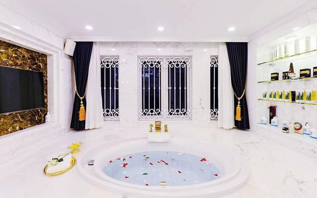 Không gian bên trong được bài trí với tông trắng chủ đạo, thậm chí khu vực bồn tắm cũng lắp cả TV để nữ ca sĩ và chồng có thể ngâm mình thư giãn. Ảnh: FBNV