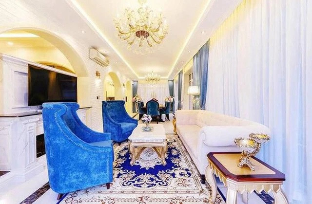 Nội thất trong nhà sang trọng, theo phong cách tân cổ điển, mỗi món đồ đều cầu kì và toát lên "mùi tiền". Ảnh: FBNV