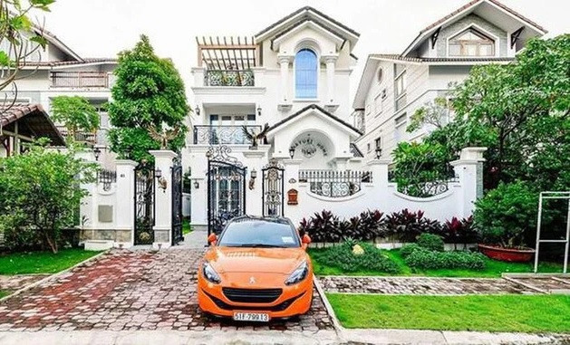 Doanh nhân Nguyễn Quốc Vũ - chồng ca sĩ Đoàn Di Băng cũng nổi tiếng chơi siêu xe. Trong lúc đợi biệt phủ 400 tỷ hoàn thiện, vợ chồng đại gia Nguyễn Quốc Vũ "ở tạm" trong căn biệt thự 22 tỷ tại Quận 7, TP HCM. Ảnh: FBNV