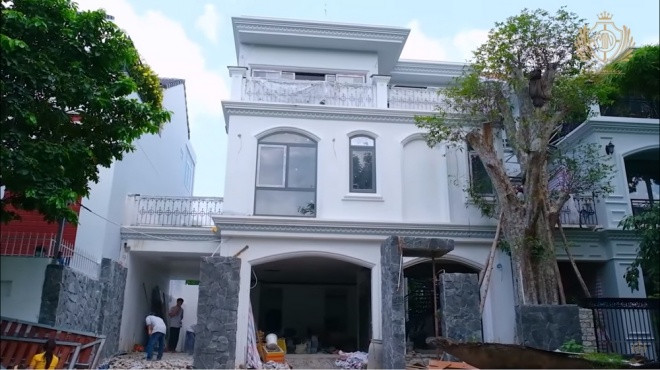 Tuy nhiên, vì căn biệt thự này không đủ chỗ để đậu bộ sưu tập siêu xe đồ sộ nên đại gia Minh Nhựa đã mua thêm một mảnh đất liền kề trong khu Phú Mỹ Hưng để xây thêm biệt thự. Ảnh; FBNV