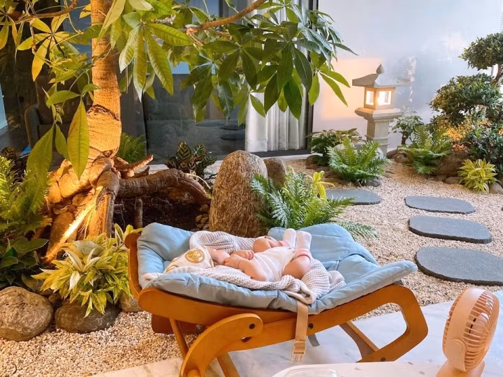 Biệt thự của Cường Đô La - Đàm Thu Trang thiết kế với tông màu nâu chủ đạo, mỗi tầng dều có không gian xanh thoáng đãng. Ảnh: FBNV