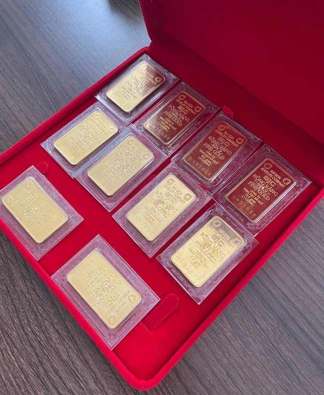 10 cây vàng được đựng trong chiếc hộp đỏ sang trọng, ước tính có giá trị lên đến 700 triệu đồng. Ảnh: Pháp luật &amp; Bạn đọc