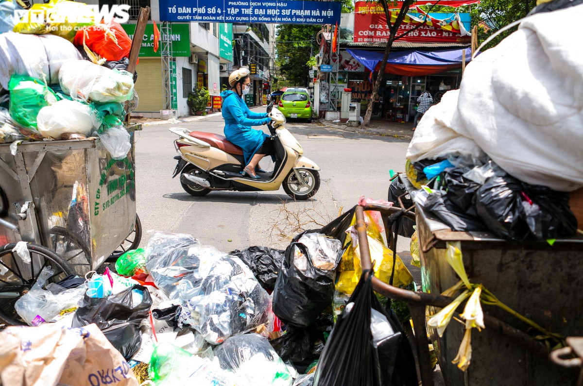 Dù rác thải chất thành đống lớn, bốc mùi hôi thối đã từ lâu trên một số tuyến phố Hà Nội, tuy nhiên đến thời điểm hiện tại vẫn đang chờ lực lượng chức năng xử lý.