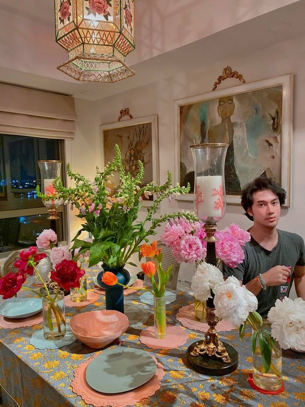 Không gian sống của Lý Quý Khánh được trang trí theo phong cách tân cổ điển thanh lịch. Mọi góc phòng đều được trang hoàng kỹ lưỡng, đậm chất nghệ thuật. Ảnh: FBNV