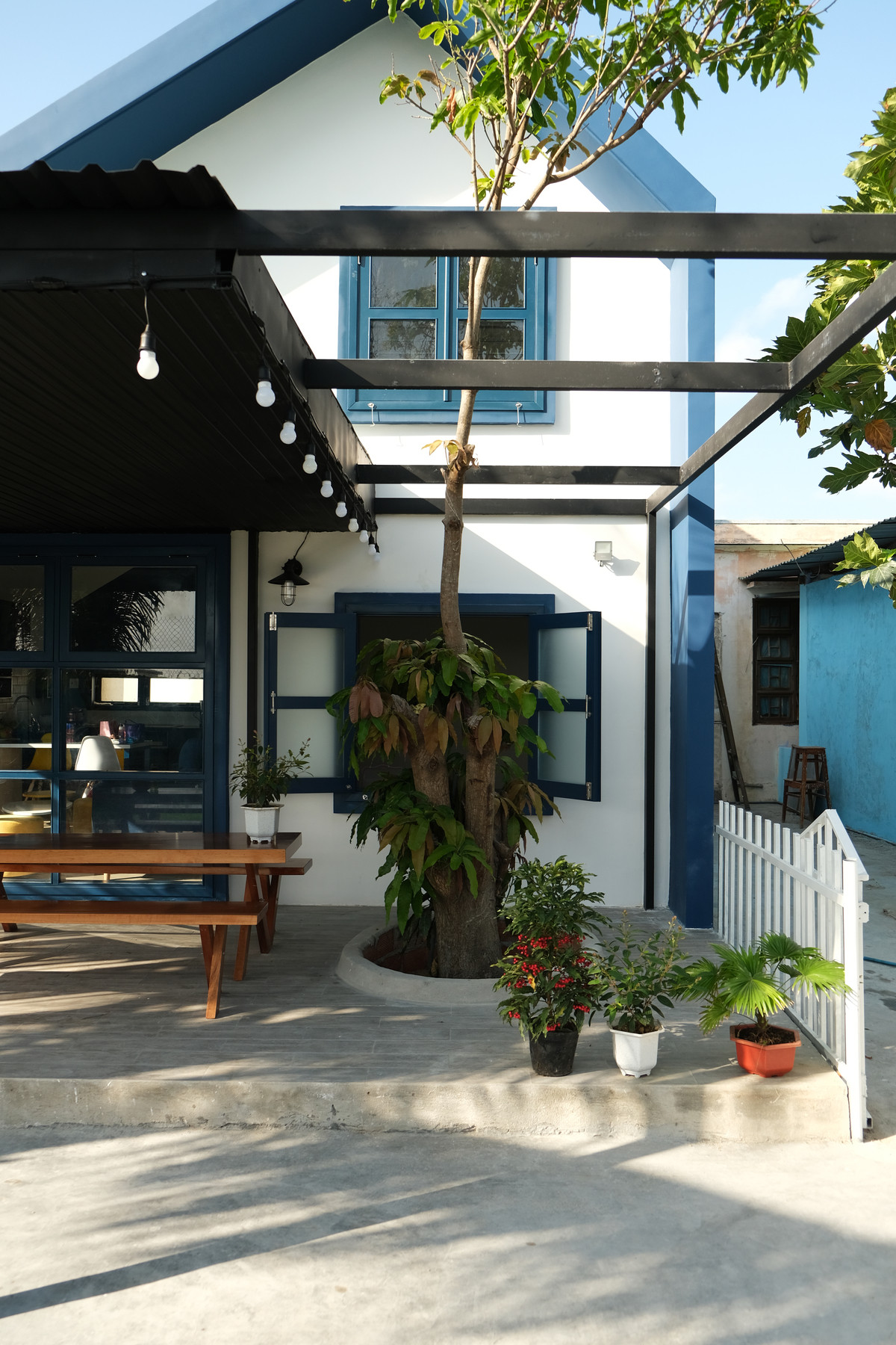 Với diện tích hạn hẹp, công trình gói gọn với những chức năng cơ bản gồm phòng khách, bếp kết hợp bàn ăn, vệ sinh, phòng ngủ chính dành cho ba mẹ và một gác xép.