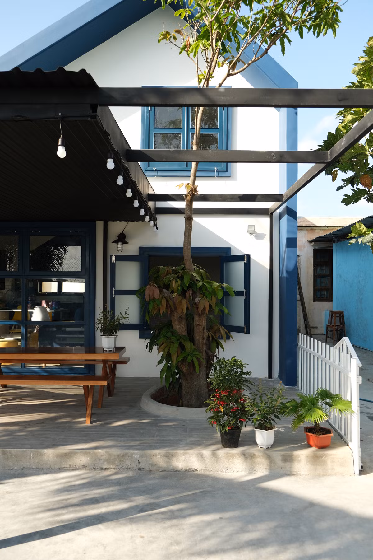 Với diện tích hạn hẹp, công trình gói gọn với những chức năng cơ bản gồm phòng khách, bếp kết hợp bàn ăn, vệ sinh, phòng ngủ chính dành cho ba mẹ và một gác xép.