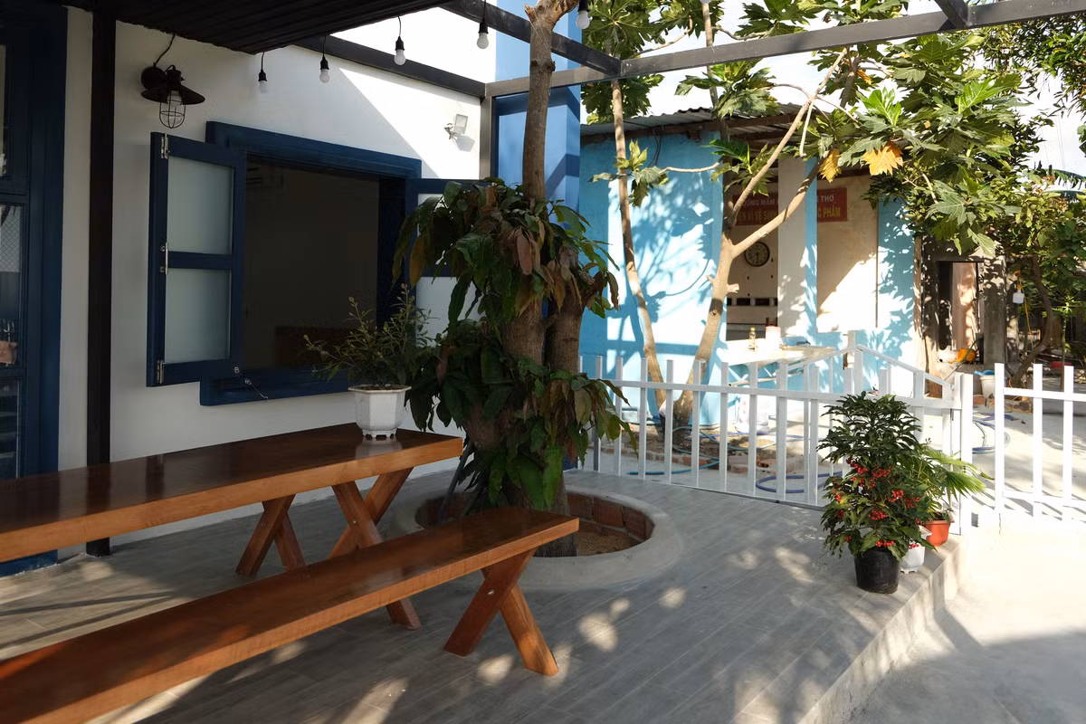 Đây cũng chính là nơi đặt bàn ăn chính, cũng là nơi tiếp khách, tụ họp của gia đình.