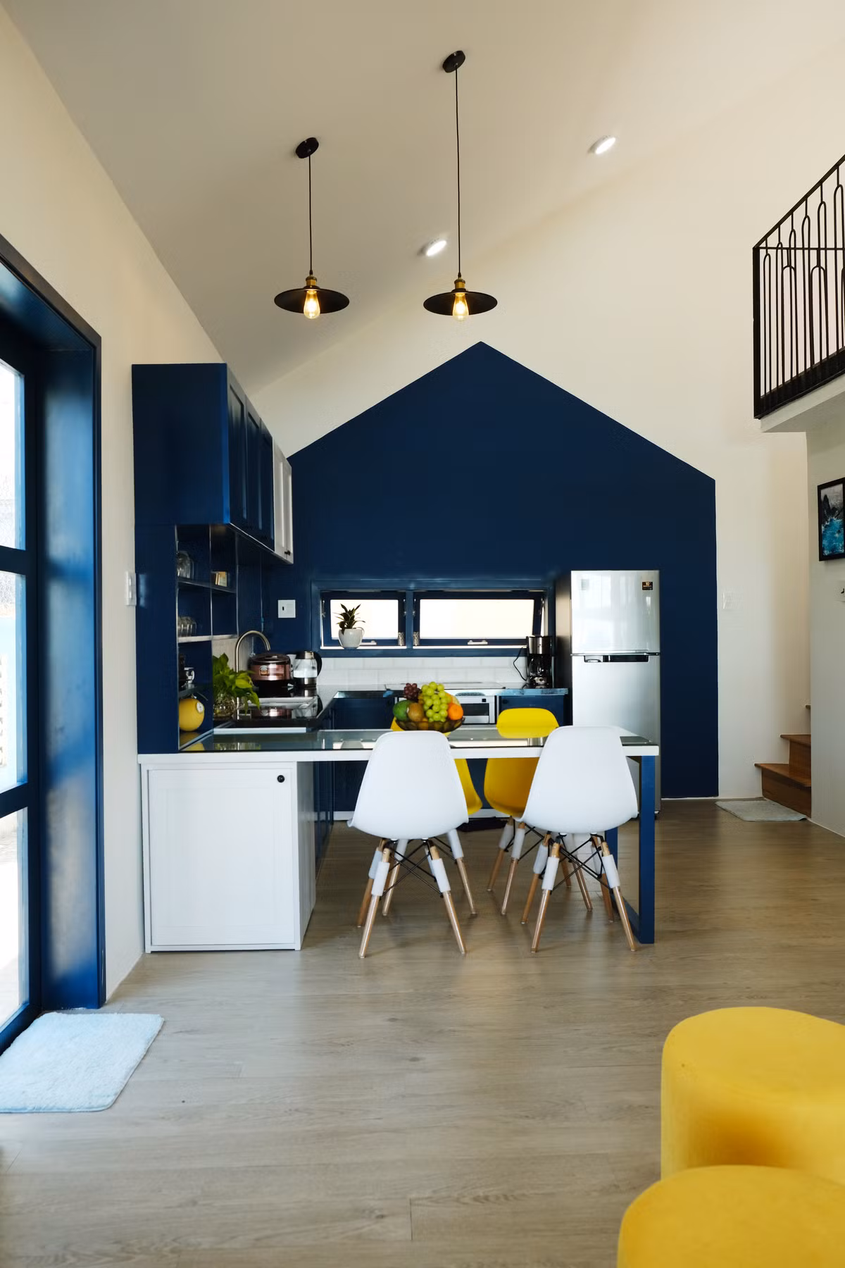  Nội thất ngôi nhà được thiết kế theo phong cách Color-block. Trong đó, màu trắng được sử dụng là màu nền còn xanh dương là màu chủ đạo của khung cửa và các vật dụng.