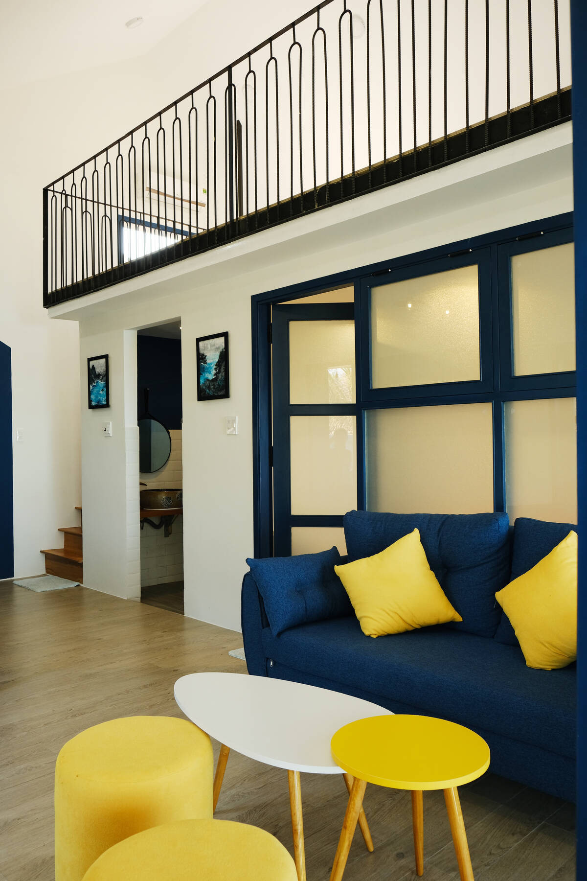 Với việc sử dụng gam màu tương phản mạnh, không gian dù nhỏ nhưng sinh động, cuốn hút và tươi mới.