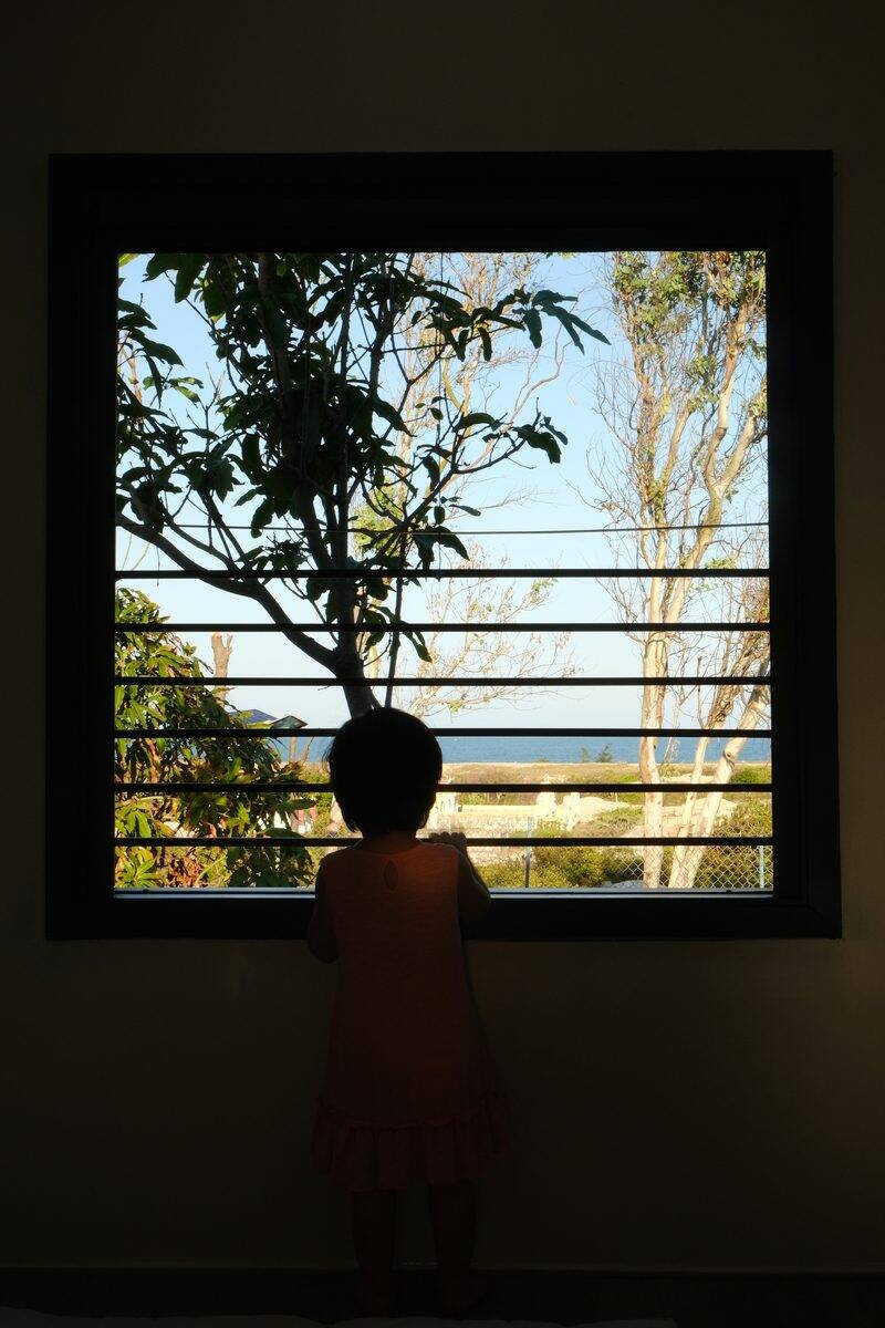 Ô cửa nhỏ hướng thẳng ra biển lấy ánh sáng tự nhiên và không khí trong lành.