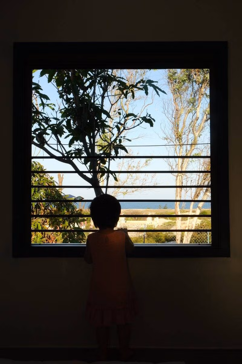 Ô cửa nhỏ hướng thẳng ra biển lấy ánh sáng tự nhiên và không khí trong lành.