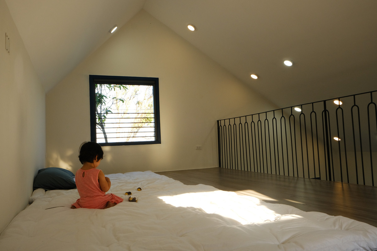 Gác xép được thiết kế tối giản với ô cửa sổ thông gió mở trực tiếp hướng nhìn ra biển. Đây là nơi ngủ của các con khi về thăm, hoặc khách đến chơi ở lại.