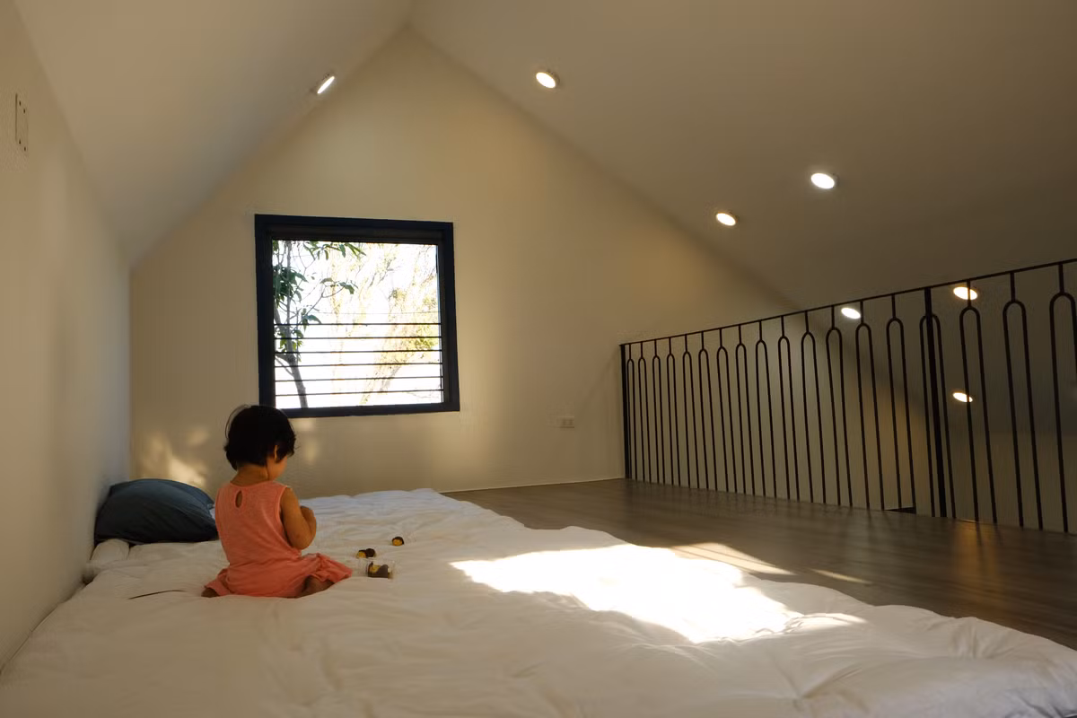 Gác xép được thiết kế tối giản với ô cửa sổ thông gió mở trực tiếp hướng nhìn ra biển. Đây là nơi ngủ của các con khi về thăm, hoặc khách đến chơi ở lại.