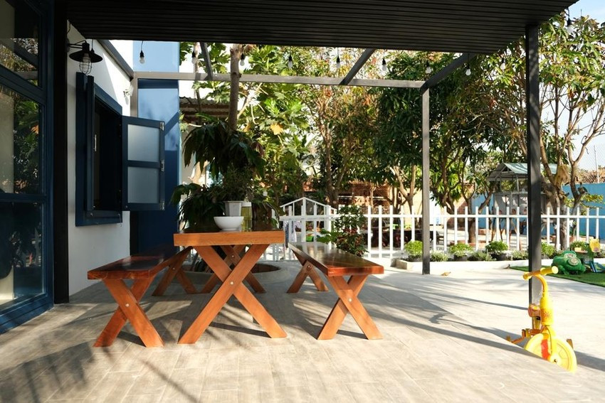 Căn nhà có hàng hiên rộng rãi phía trước, hướng về phía mặt biển.