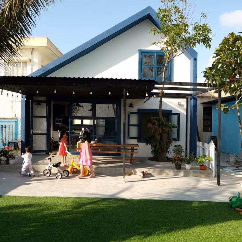 LV House là ngôi nhà rộng 40m2 toạ lạc tại xã Xuân Hải, Sông Cầu, Phú Yên. Đây là món quà của những đứa con xa dành tặng ba mẹ.