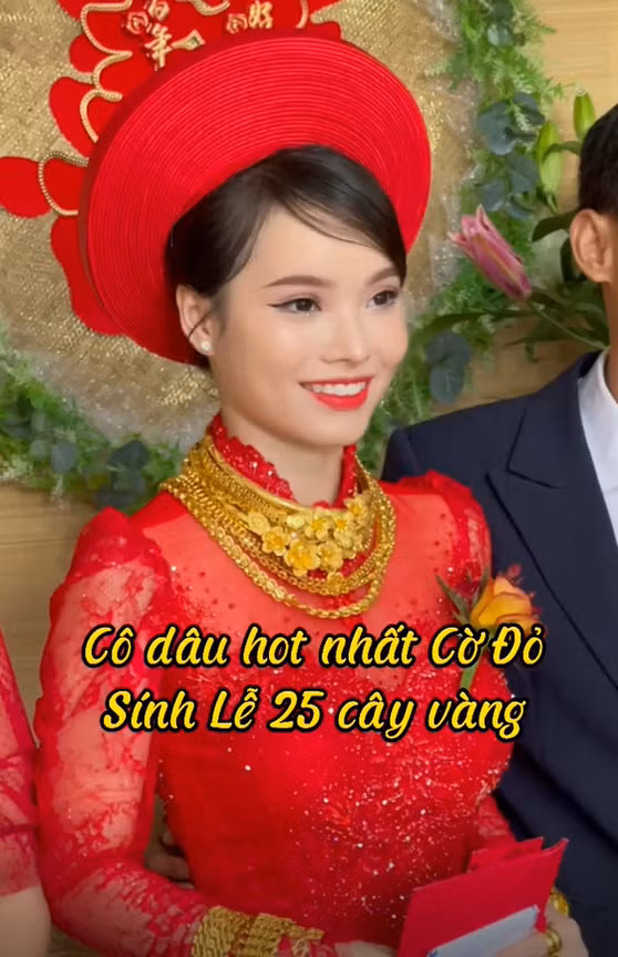 Trước đó không lâu, một cô dâu miền Tây khác được tặng lên tới 25 cây vàng khiến dân mạng phải "mắt chữ A mồm chữ O". Ảnh: Chụp màn hình video Sang Lê.