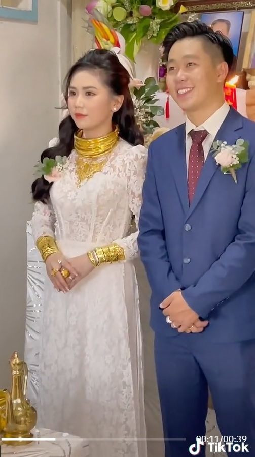 Từ cổ đến hai tay cô dâu đều ngập vàng. Ảnh chụp màn hình