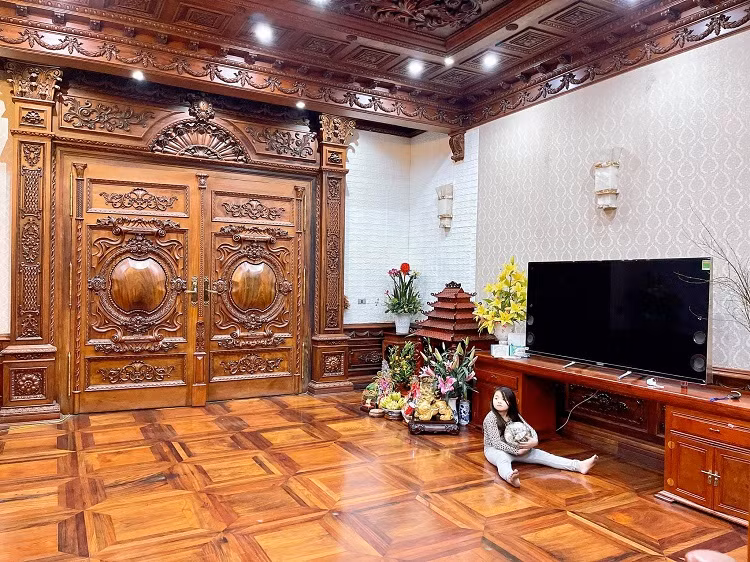 Bên trong căn biệt thự 4 tầng, chất liệu gỗ được sử dụng ở mọi ngóc ngách, từ trần, sàn gỗ đến bàn ghế gỗ. Ảnh: Dân Việt