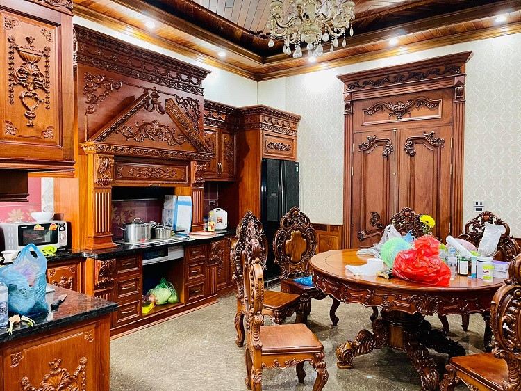 Khu vực tầng 1 là không gian phòng khách, bếp ăn, phòng ngủ cho khách và khu vực để xe. Ảnh: Dân Việt