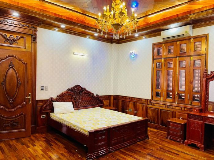 Các phòng ngủ đều sử dụng nội thất có thiết kế tương tự nhau để tạo sự đồng bộ. Ảnh: Dân Việt