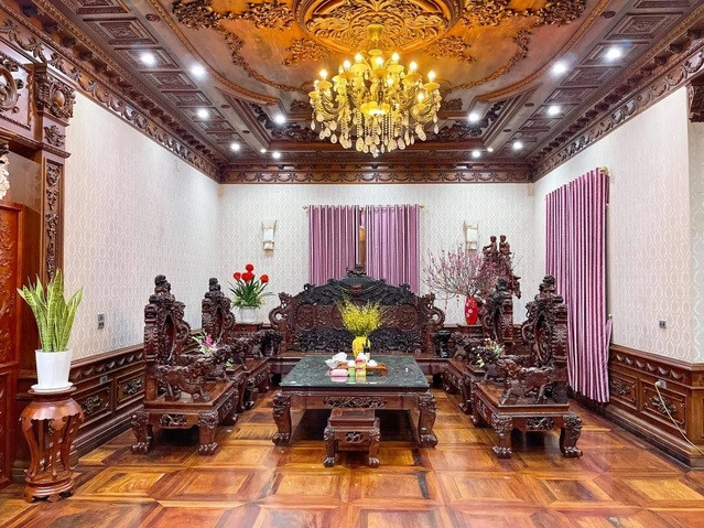 Đáng chú ý, đây đều là các loại gỗ quý, nguyên khối được nhập từ Lào về. Ảnh: Dân trí