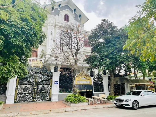 Căn biệt thự gồn 4 tầng, có tổng diện tích đất 400m2, diện tích mỗi sàn 240m2. Ảmh: Tri thức trẻ