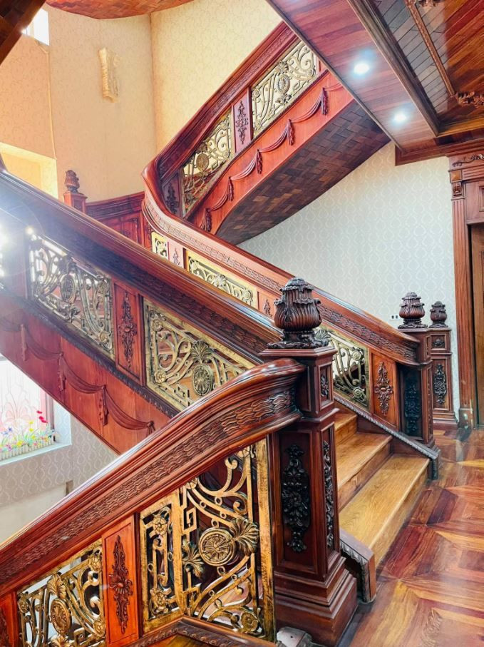 Cầu thang bộ được ốp gỗ cầu kỳ và tinh xảo. Ảnh: Dân trí