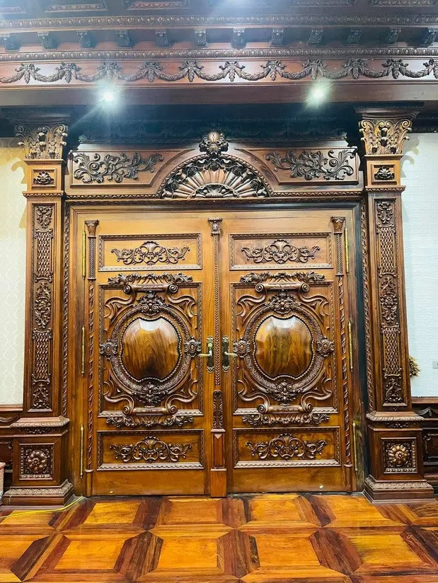 Cánh cửa chính bằng gỗ chạm khắc tỉ mỉ. Ảnh: Dân trí