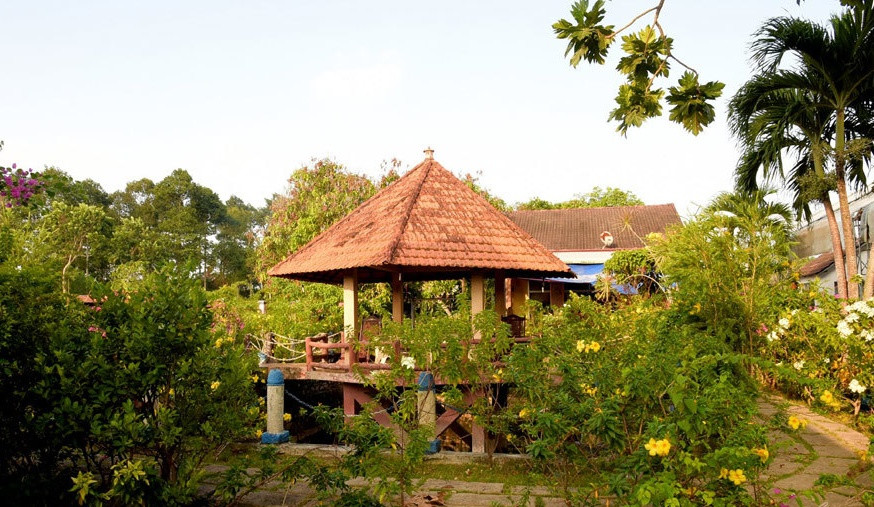 Khu vườn trong biệt thự trồng đủ loại trái cây như mận, xoài, khế, mía, còn có khu đất trồng rau, chanh, ớt...Ảnh: Vietnamnet