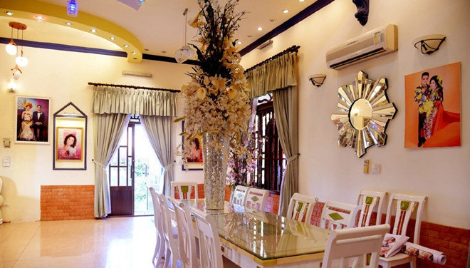 Phòng ăn với bộ bàn ghế gỗ màu trắng cầu kỳ. Ảnh: Dân Việt