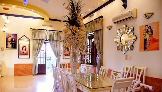 Phòng ăn với bộ bàn ghế gỗ màu trắng cầu kỳ. Ảnh: Dân Việt