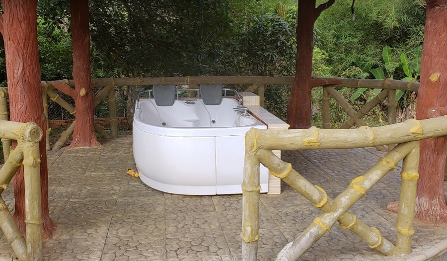 Bồn tắm thơ mộng 'lộ thiên' giữa khu vườn xanh mát. Ảnh: Vietnamnet