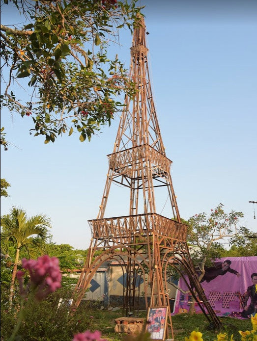 "Tháp Eiffel" thu nhỏ nằm ở sau vườn là nơi khách có thể chụp hình lưu niệm. Ảnh: Vietnamnet