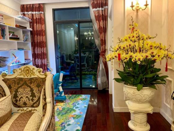 Thụy Vân và gia đình đang sống trong một căn hộ cao cấp, có tông màu vàng trắng sang trọng. Ảnh: FBNV