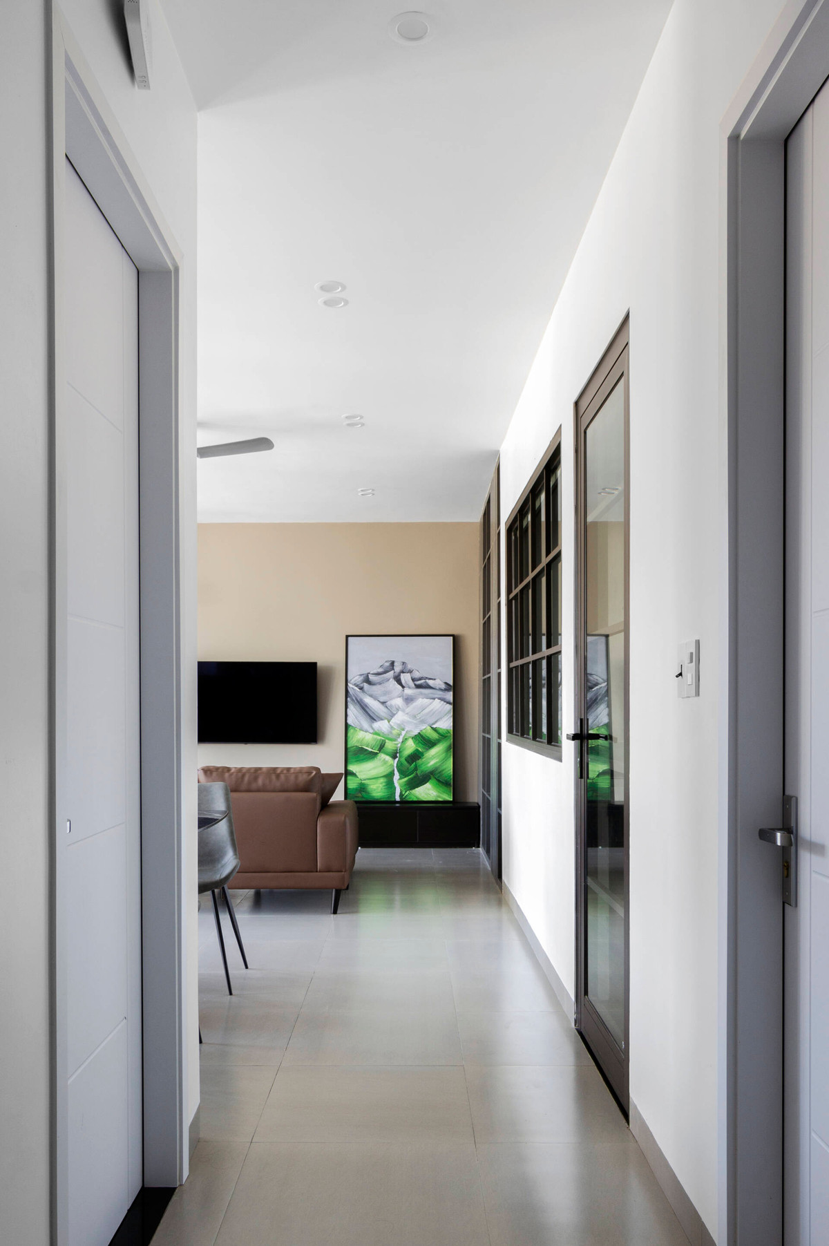 Hành lang dẫn vào các khu vực khác của ngôi nhà 1 tầng.