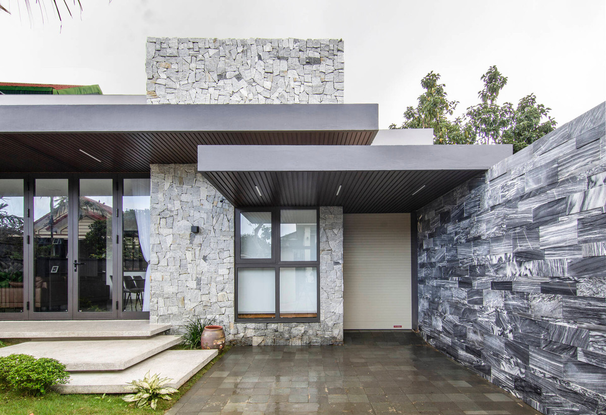 Để giải phóng tầm nhìn khi sinh hoạt, nhóm thiết kế sử dụng nhiều hệ cửa lớn.