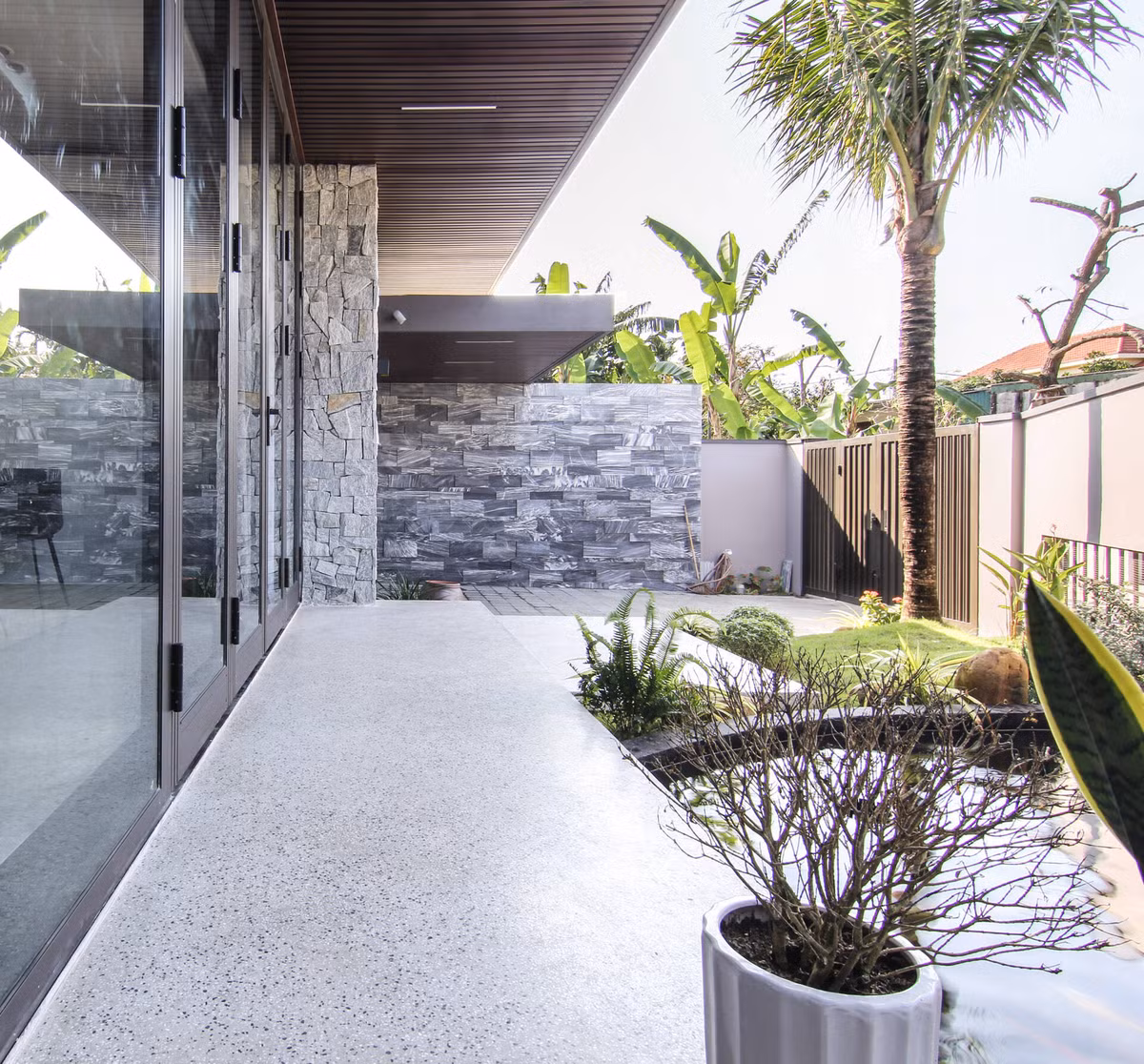 Những phiến đá tự nhiên kết hợp khoảng xanh giúp không gian nhà trở nên gần gũi với thiên nhiên hơn.