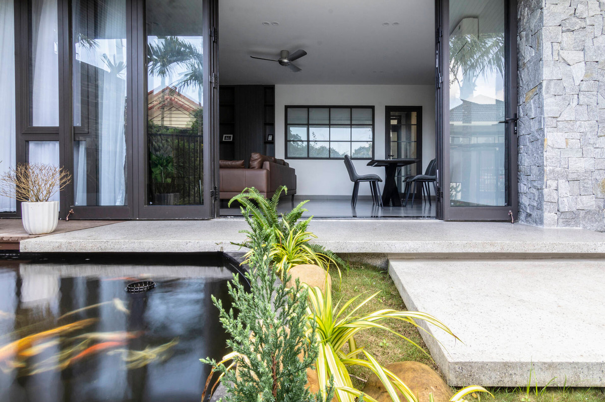 Hồ cá cảnh vừa tạo điểm nhấn vừa mang không khí mát lành cho không gian bên trong.